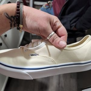 Mena vans 9.5